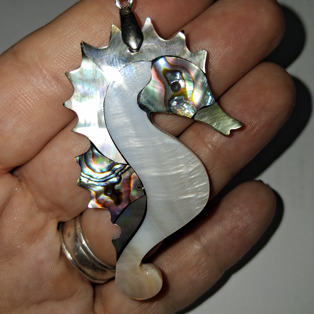 Seahorse Abalone/Mother Of Pearl Shell Pendant - Picture 5 of 6